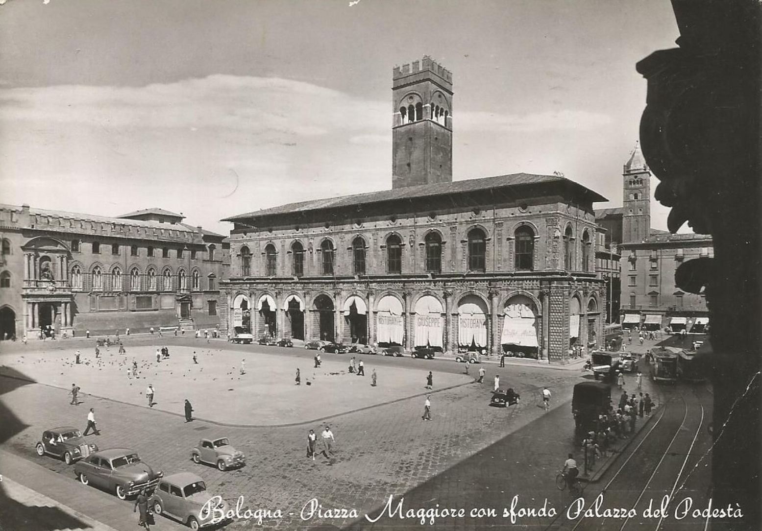 Piazza Maggiore, em Bolonha, cheia de gente por volta de 1950