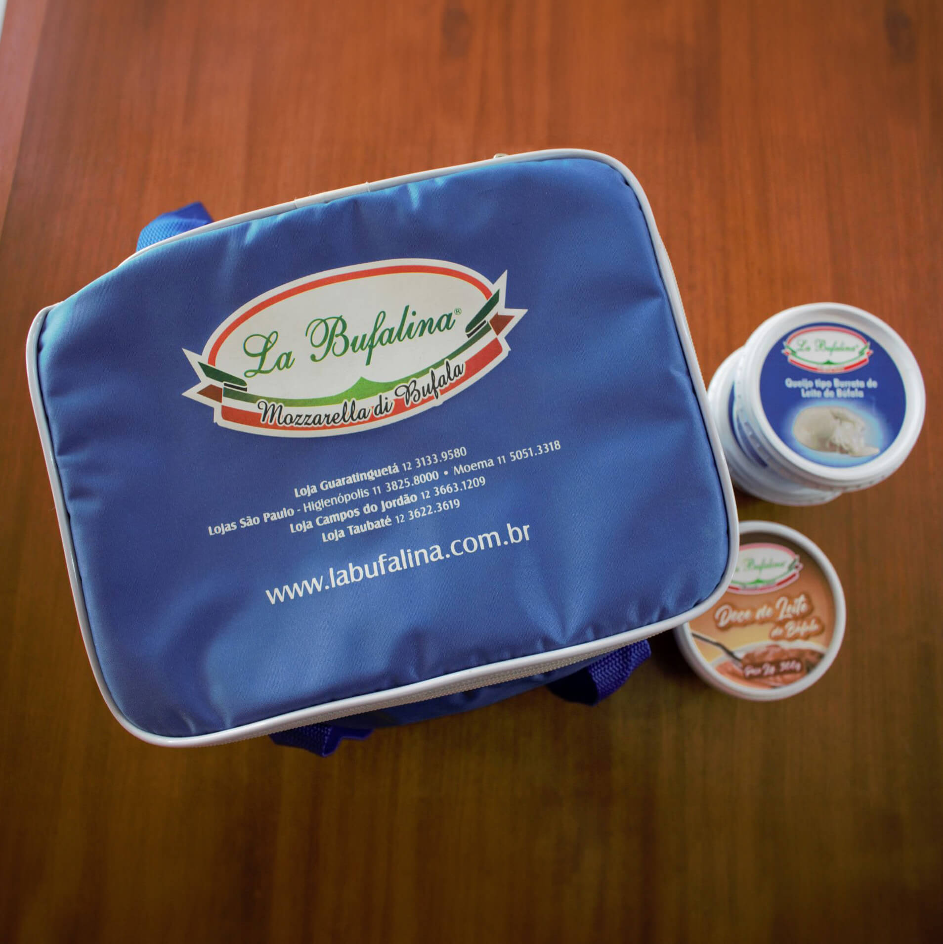 Bolsa térmica azul com o logotipo La Bufalina
