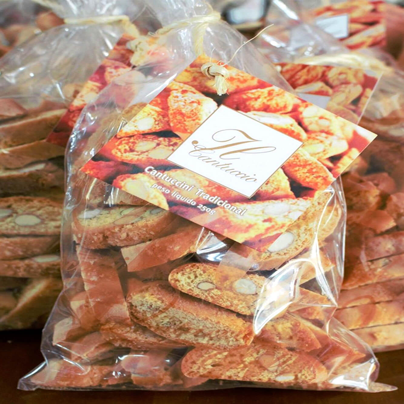 Pacotes de biscoito cantuccini com amêndoas
