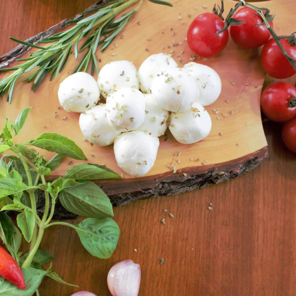 Cerejinhas de mussarela de búfala sobre tábua de madeira