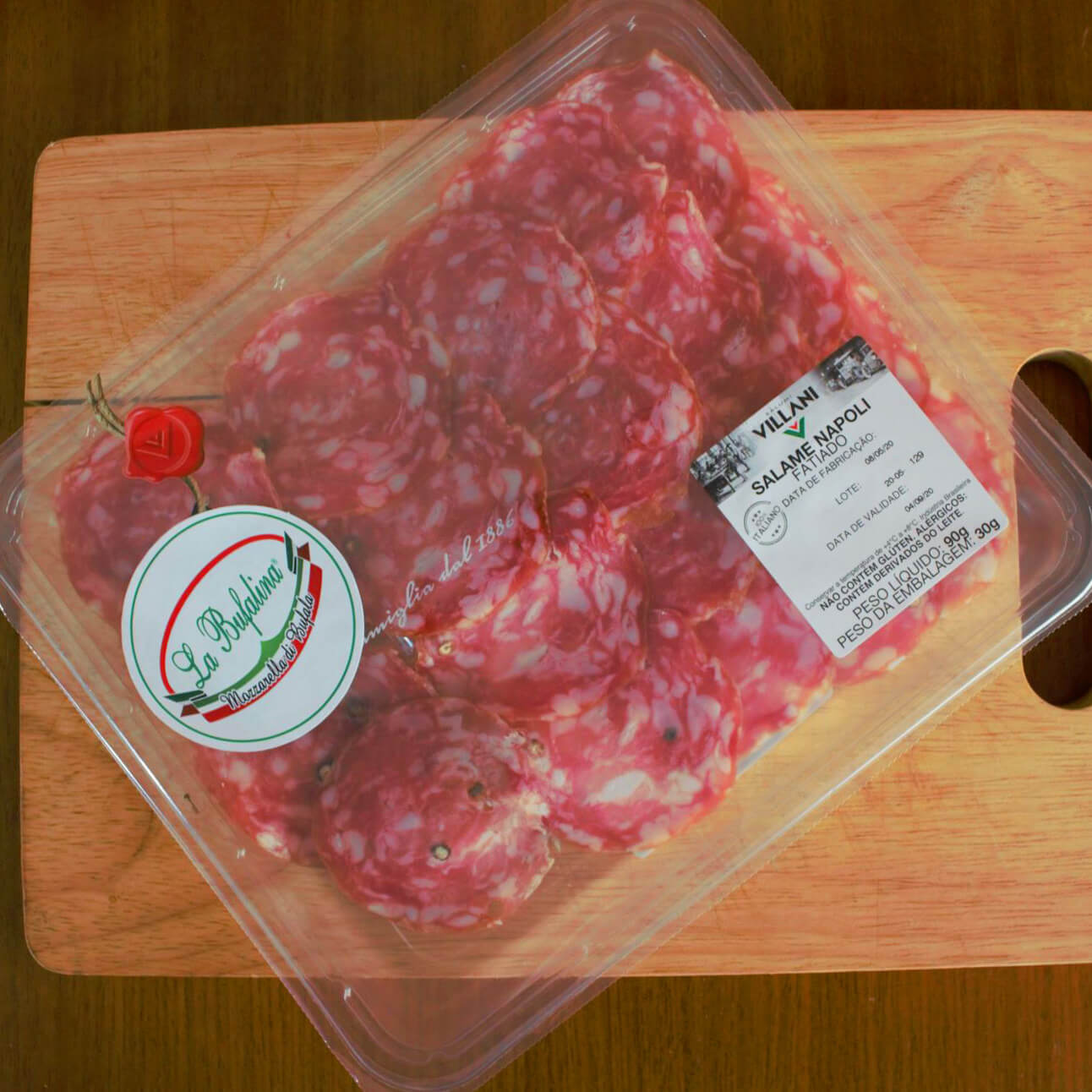 Salame Napoli fatiado na embalagem La Bufalina, sobre tábua