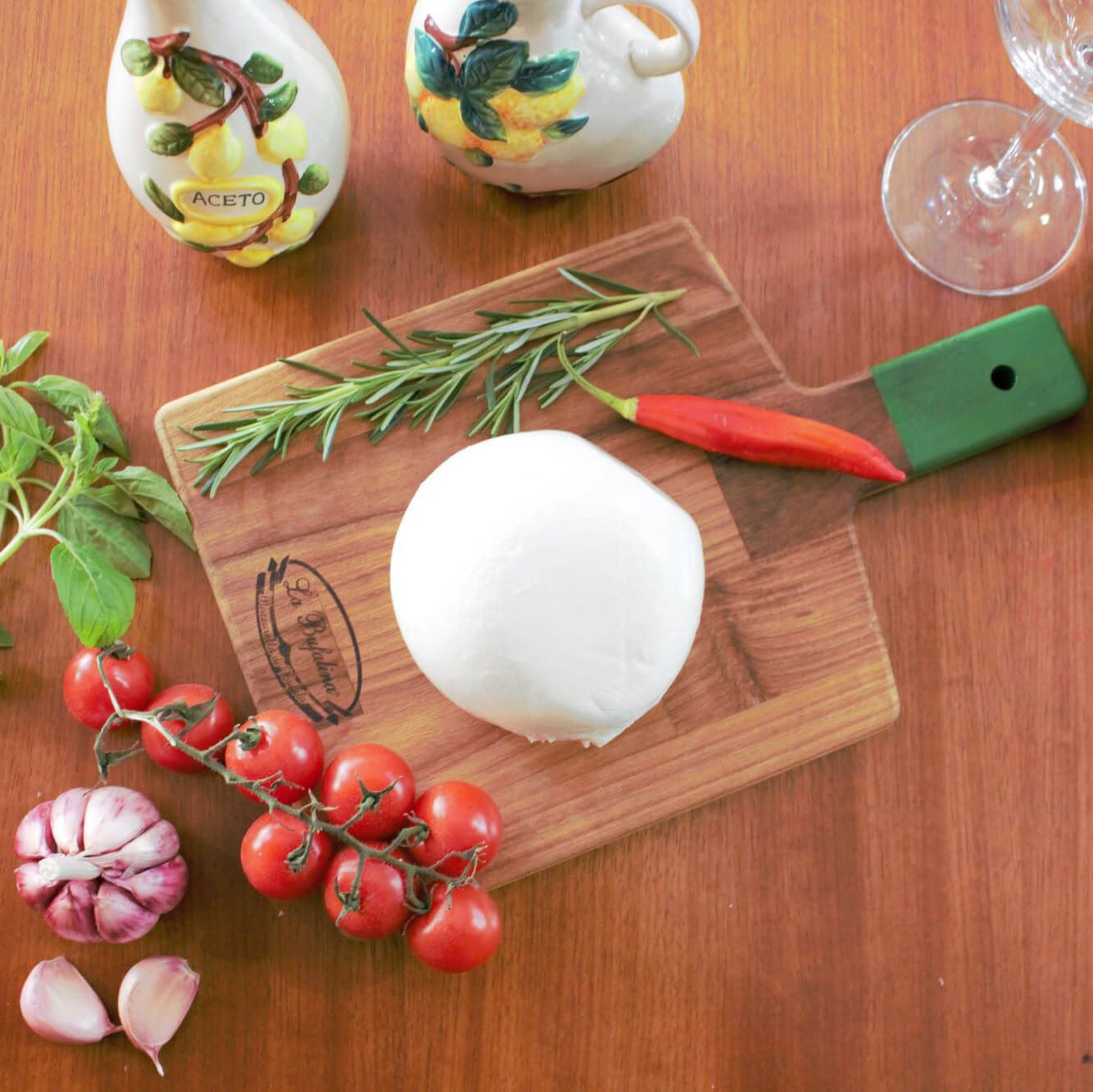 Mussarela de búfala Salernitana sobre tábua com tomates e alho