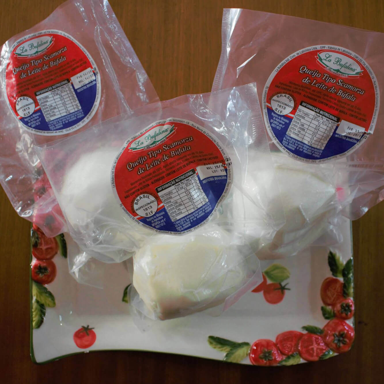 Scamorzas de búfala embaladas sobre a mesa