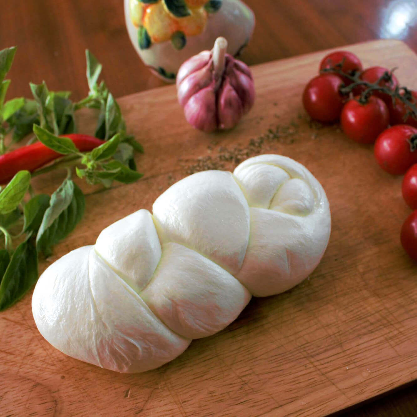Mussarela de búfala Trança La Bufalina sobre tábua, com tomates e manjericão