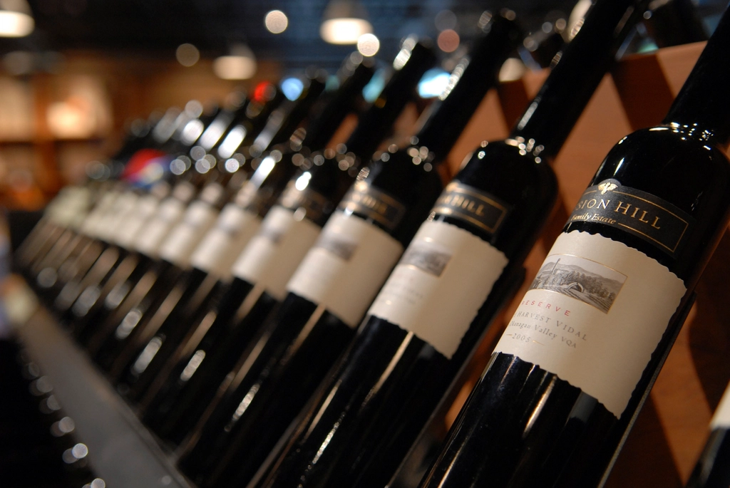 Prateleira de garrafas de vinho
